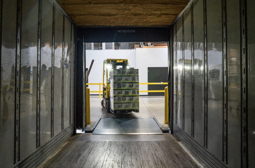 Photo : Loading shipping container.